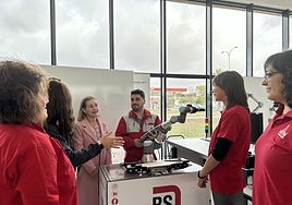 La consejera de Educación en una visita en un centro de FP Dual.