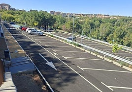 La zona de la ampliación del aparcamiento prácticamente vacía este lunes a las 12 de la mañana.