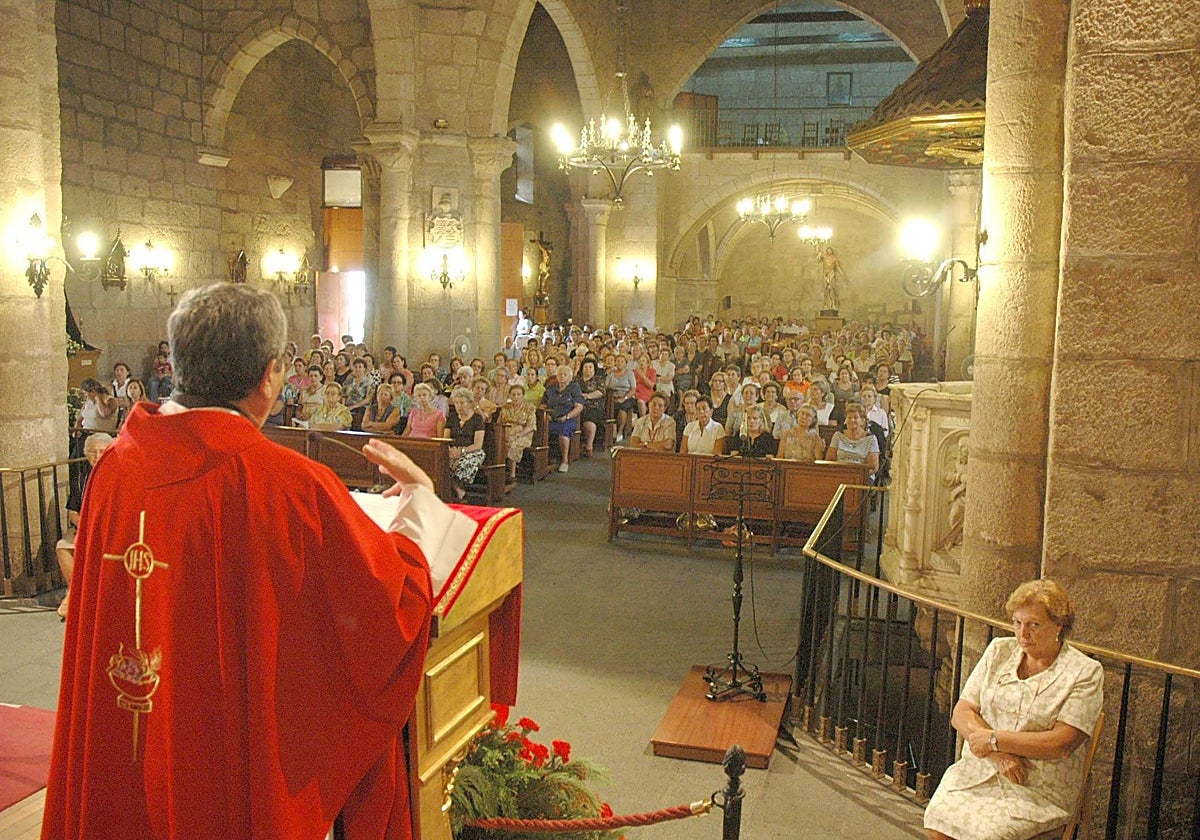 Una de las misas de un Trecenario de la Mártir en Mérida.