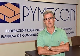 José Luis Iglesias, gerente de Pymecon, en su despacho de Plasencia.