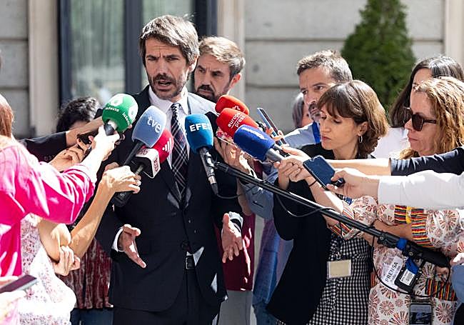 El ministro de Cultura, Ernest Urtasun, en declaraciones ante los medios en el Congreso.