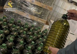 Garrafas inmovilizadas por la Guardia Civil en la provincia de Badajoz dentro de la operación Edesia del año pasado 2023.