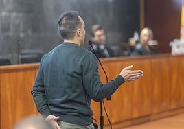 El trabajador de Cruz Blanca acusado, este martes durante la vista celebrada en la Audiencia Provincial de Cáceres durante su declaración.