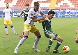 Rubén Sanchidrián pugnando el sábado en el derbi junto al emeritense Javi Domínguez.