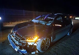 Fotos | Así ha quedado el coche tras al accidente mortal de un conductor y un caballo en Badajoz