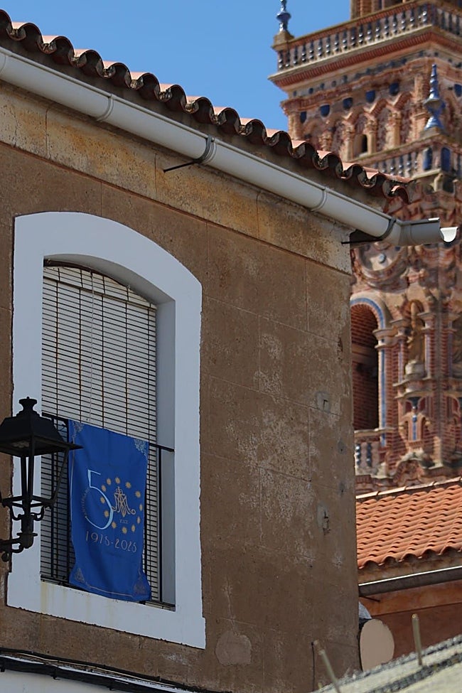 Colgadura del 50 aniversario en una balcón junto a la iglesia de San Bartolomé.
