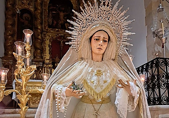 Virgen de la Paz ataviada para el Rosario vespertino programado para el mes de abril pasado.