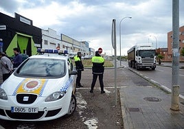 Agentes de la Policía Local en la avenida Felipe VI.