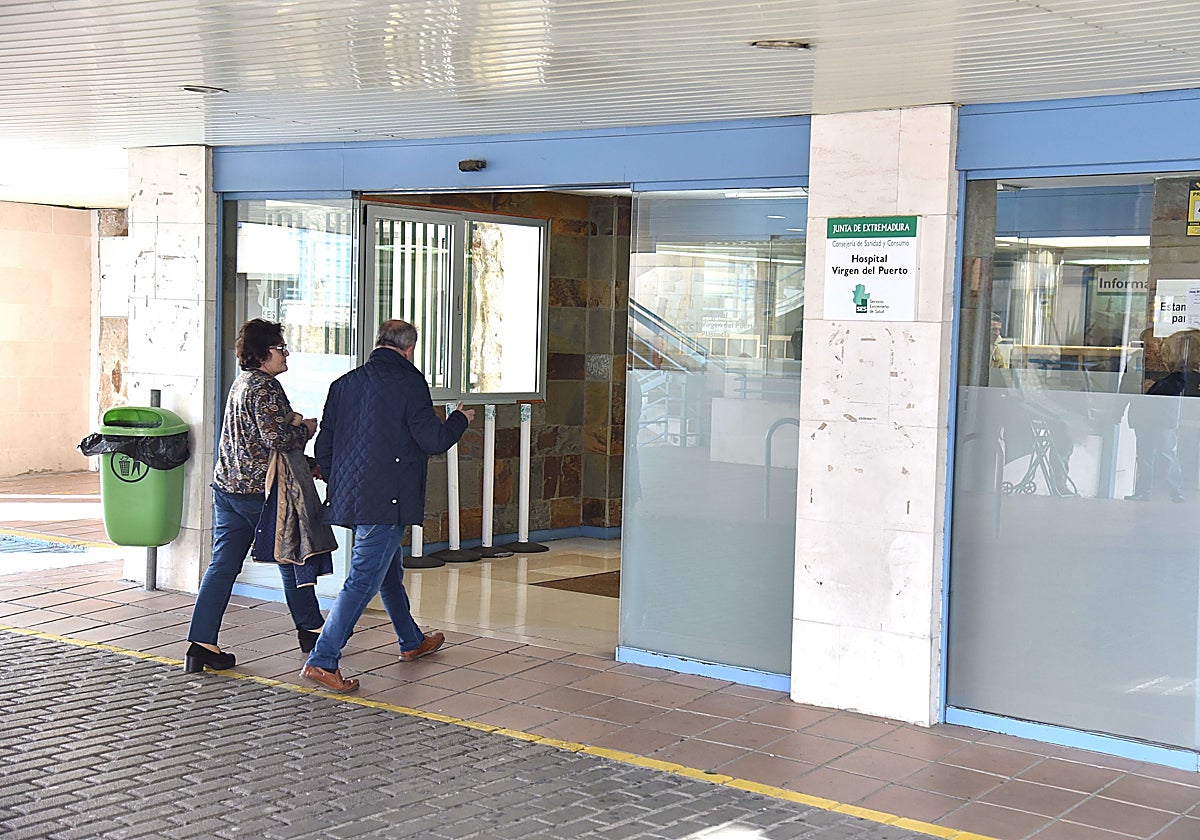 Entrada principal al edificio del Hospital Virgen del Puerto de Plasencia.