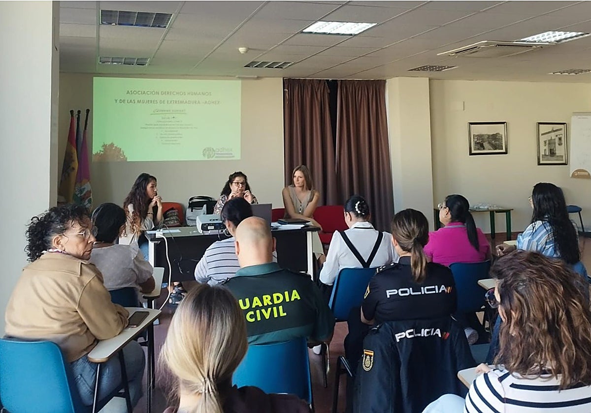 Un momento del encuentro desarrollado en el edificio de Servicios Sociales.