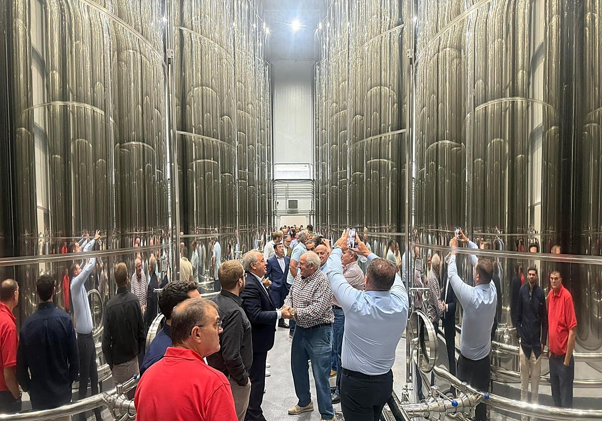 José Luis Morlanes, a la izquierda, durante la inauguración.