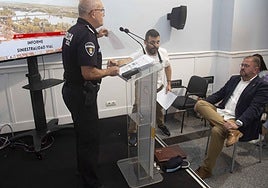 El subinspector Paredes ofrece datos de siniestralidad vial. Enfrente, sentado, el alcalde, Antonio Rodríguez Osuna y de pie Felipe González, delegado de Tráfico.