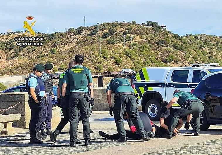 Un momento de la intervención de la Guardia Civil y la GRN en Alcántara.
