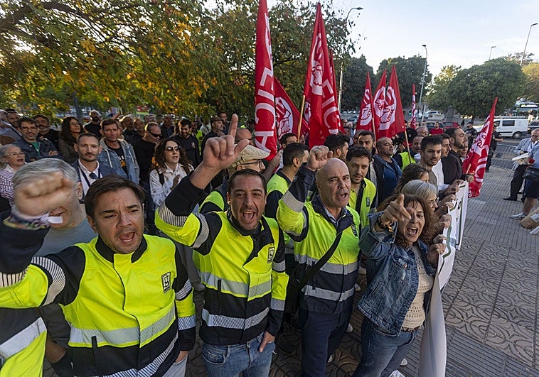 200 trabajadores de la central de Almaraz se manifiestan en Cáceres contra el cierre.