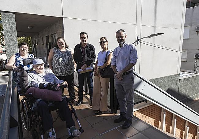 Antonio Rodríguez junto a su mujer y su hija, al lado Jesús Gumiel, Ana Navas y el administrador Javier.
