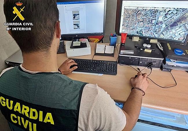 Un agente de la Guardia Civil localiza la vivienda de Zafra en la que se cometió la agresión.