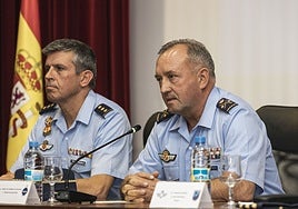 El coronel de la base, Daniel Fernández Bobadilla, (i) y el general director de enseñanza del Ejército del Aire, Rafael Saiz Quevedo, este miércoles en la apertura del curso del Ala 23.