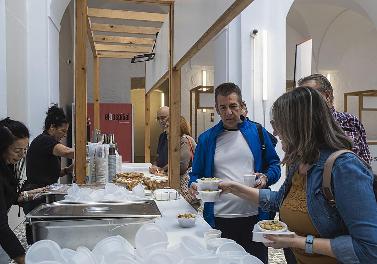 Desayuno solidario en el Hospital Centro Vivo de Badajoz.