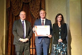 El alcalde, Ignacio Gragera, con el ministro y la secretaria de Estado de Turismo.