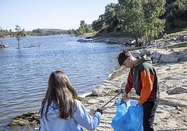 Alumnos recogiendo residuos junto a Puente Ajuda.