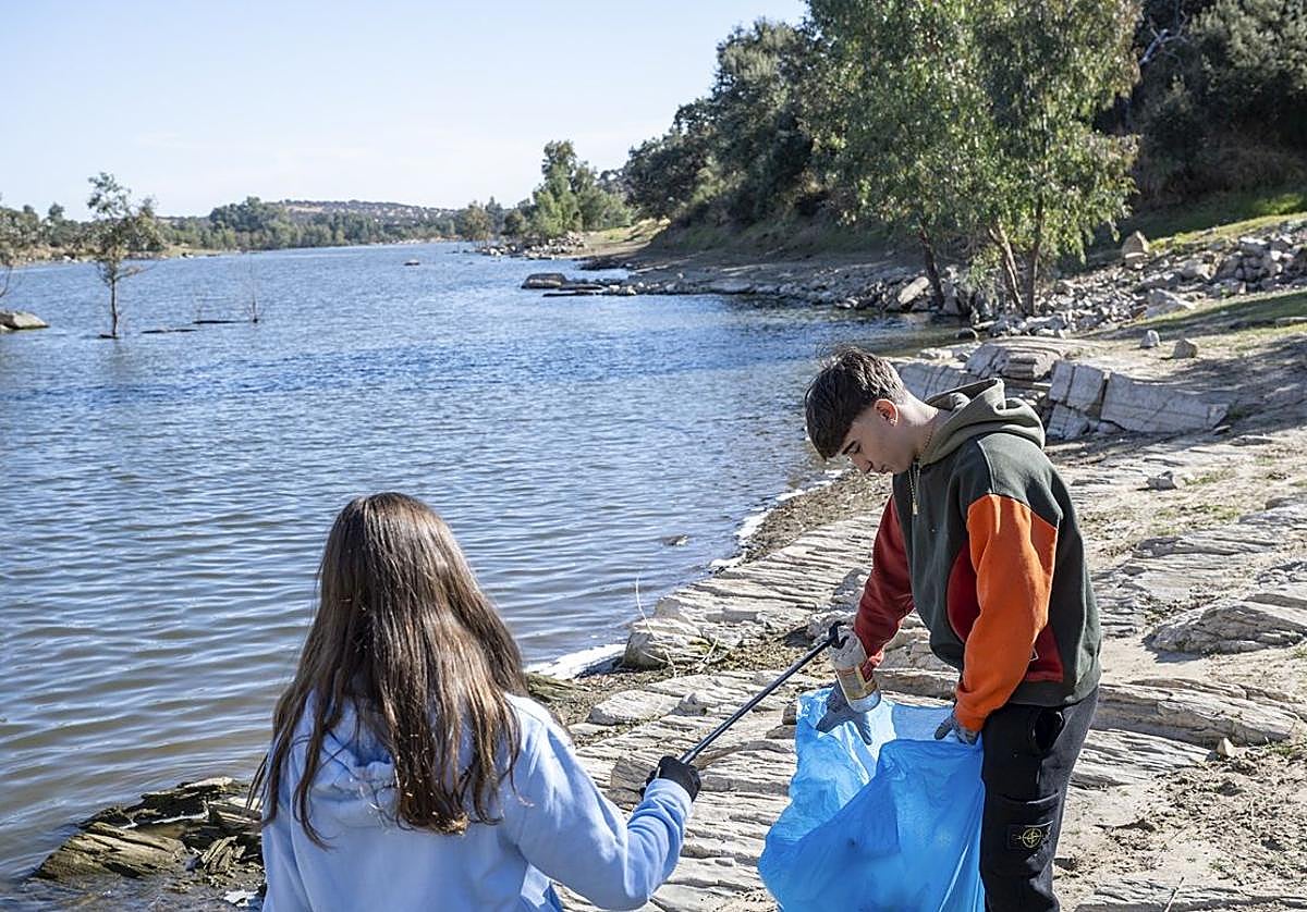 Alumnos recogiendo residuos junto a Puente Ajuda.