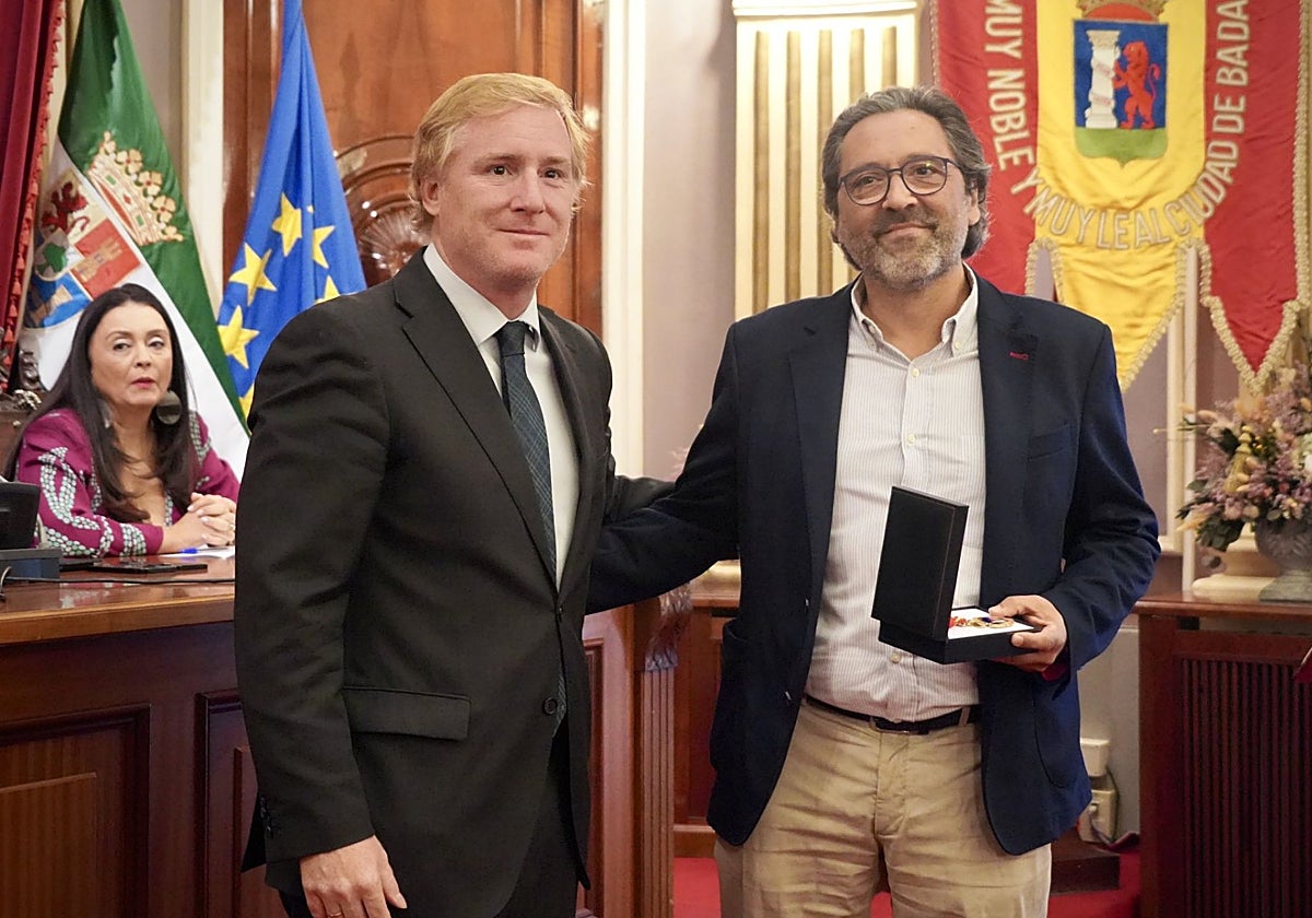 El alcalde, Ignacio Gragera, con el concejal del PSOE Arcadio Mata tras tomar posesión de su acta en el pleno este jueves.