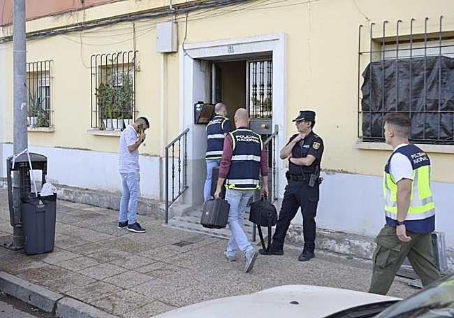Llegada de la Policía Científica al edificio de Santa Marina.