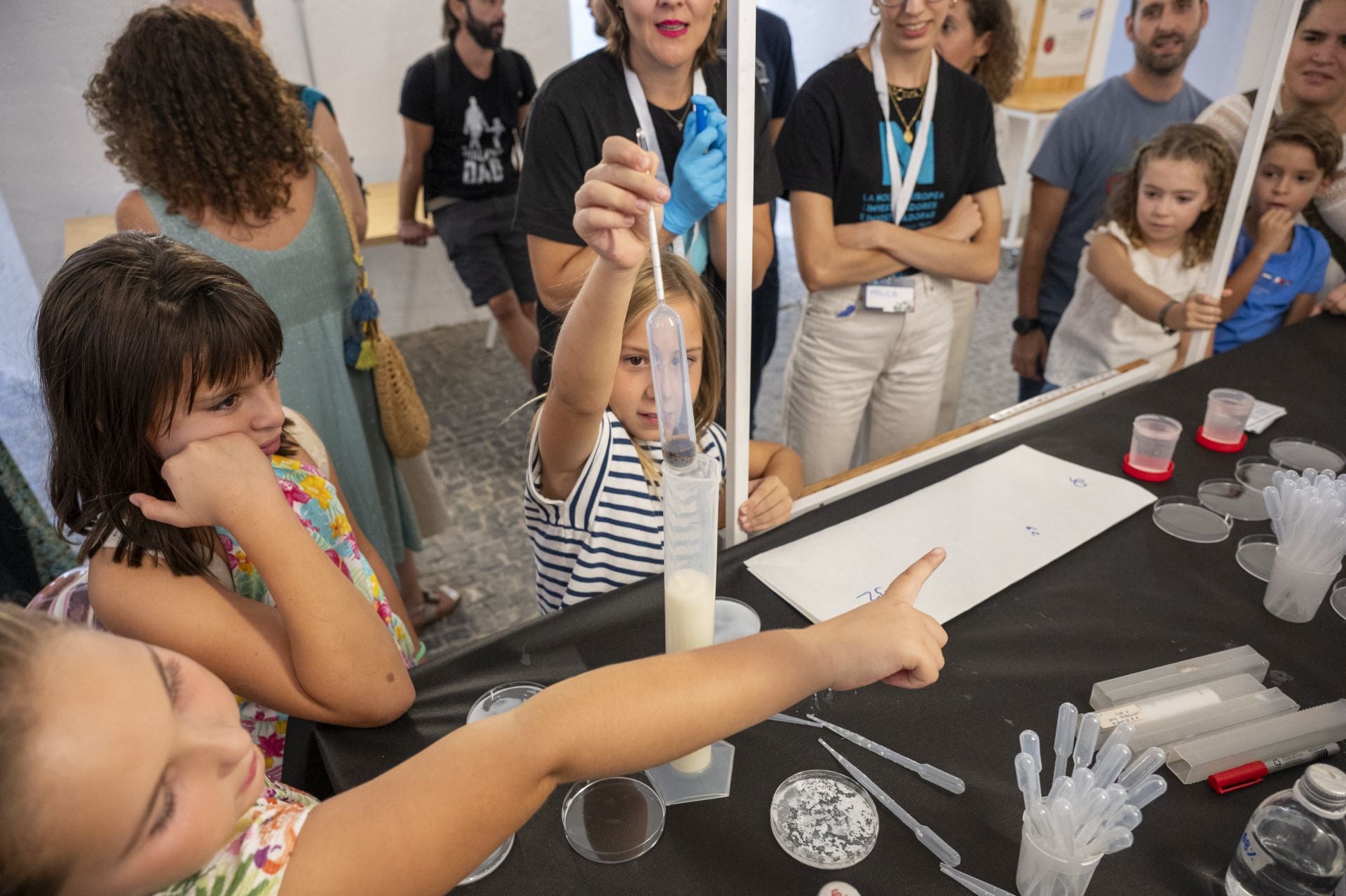 Las mejores imágenes de la Noche de los Investigadores de Badajoz