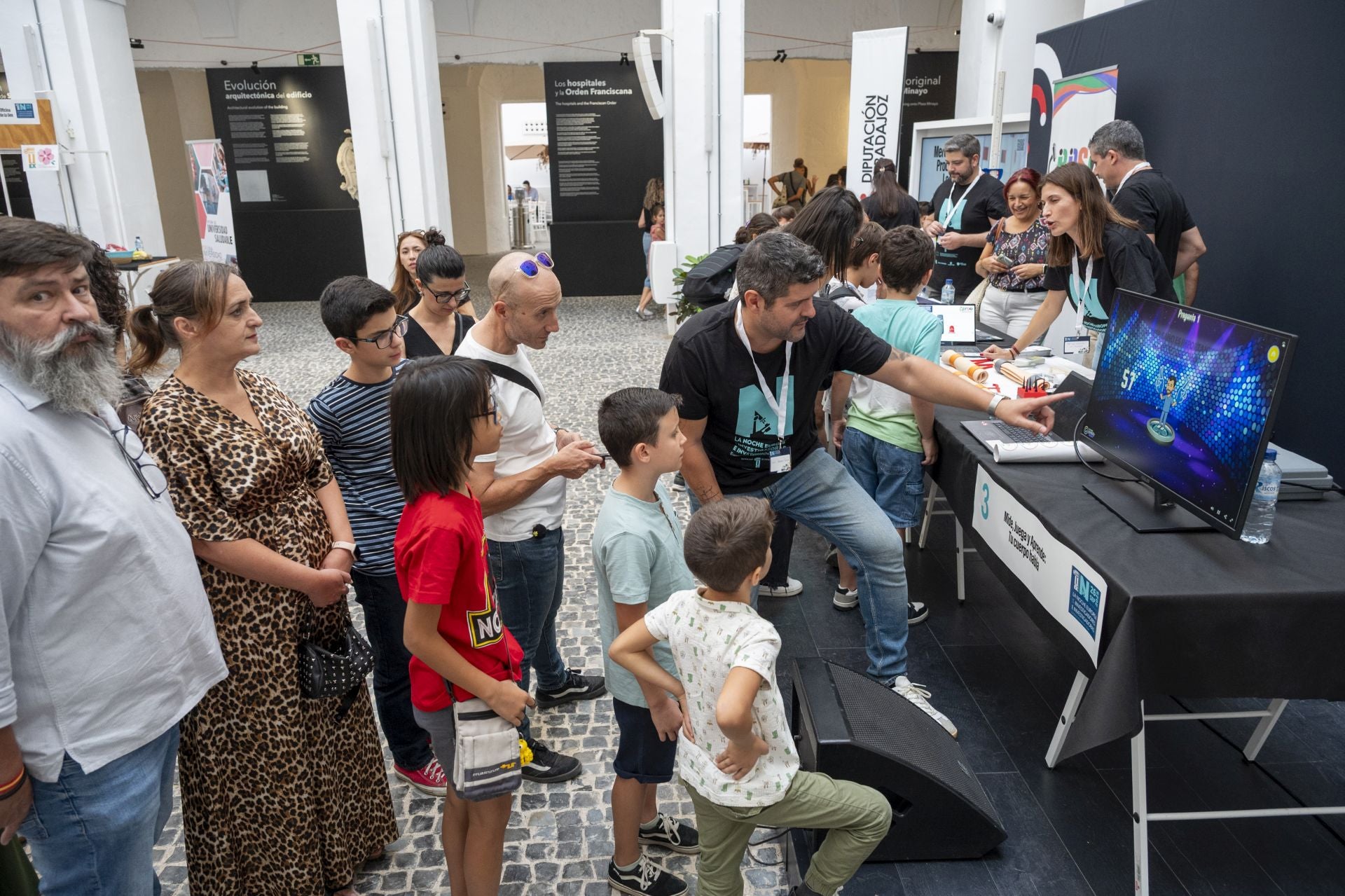 Las mejores imágenes de la Noche de los Investigadores de Badajoz