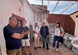 Visita de los concejales de Unidas Podemos a la casa de Fuente Fría.