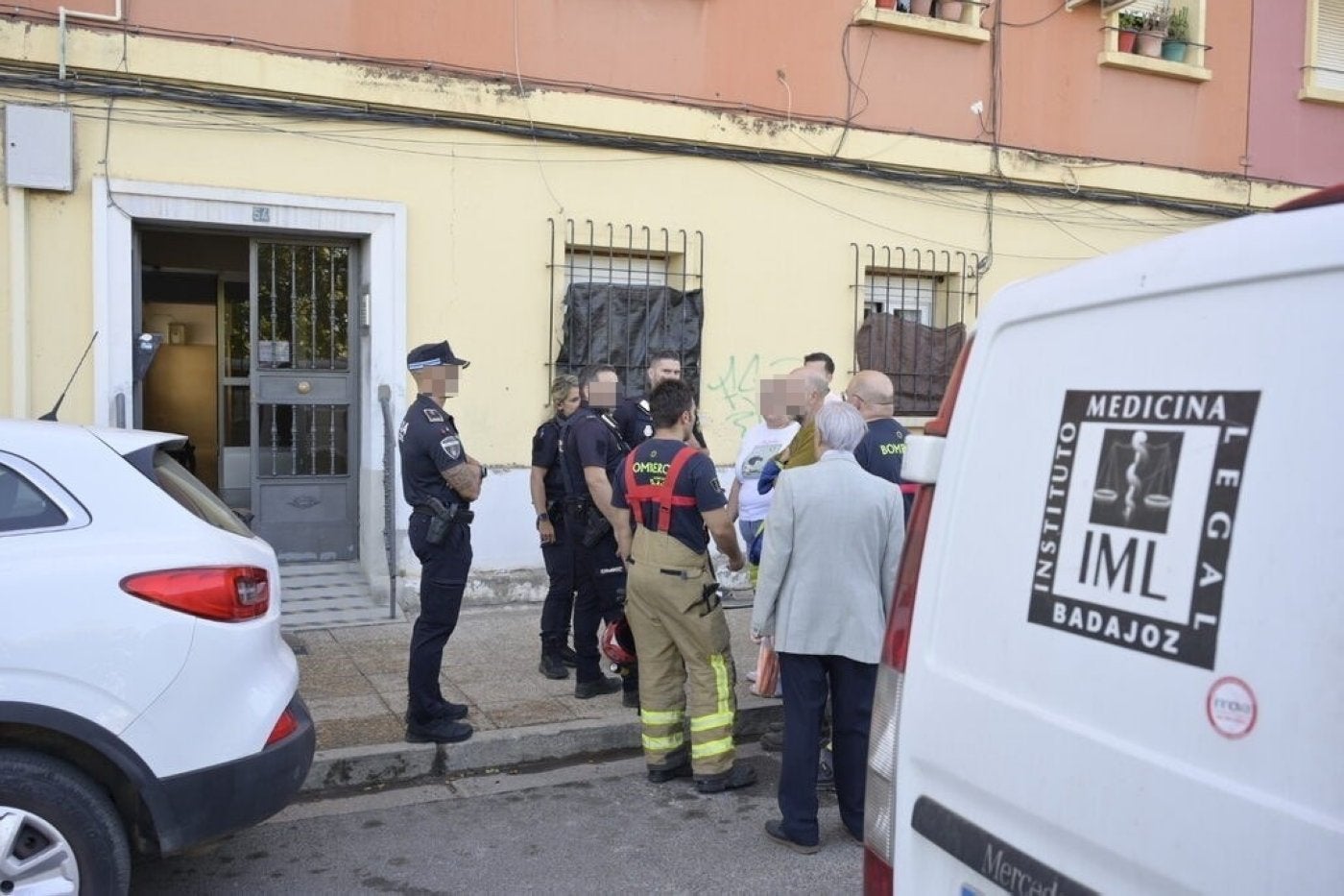 La joven hallada en su piso tras un incendio presentaba heridas de arma blanca