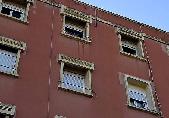 Las ventanas del piso que sufrió el incendio.