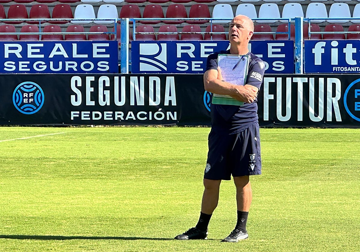 Cisqui, entrenador azulgrana, durante un entrenamiento.