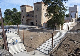 Las nuevas escaleras y la rampa instalada en la Alcazaba.