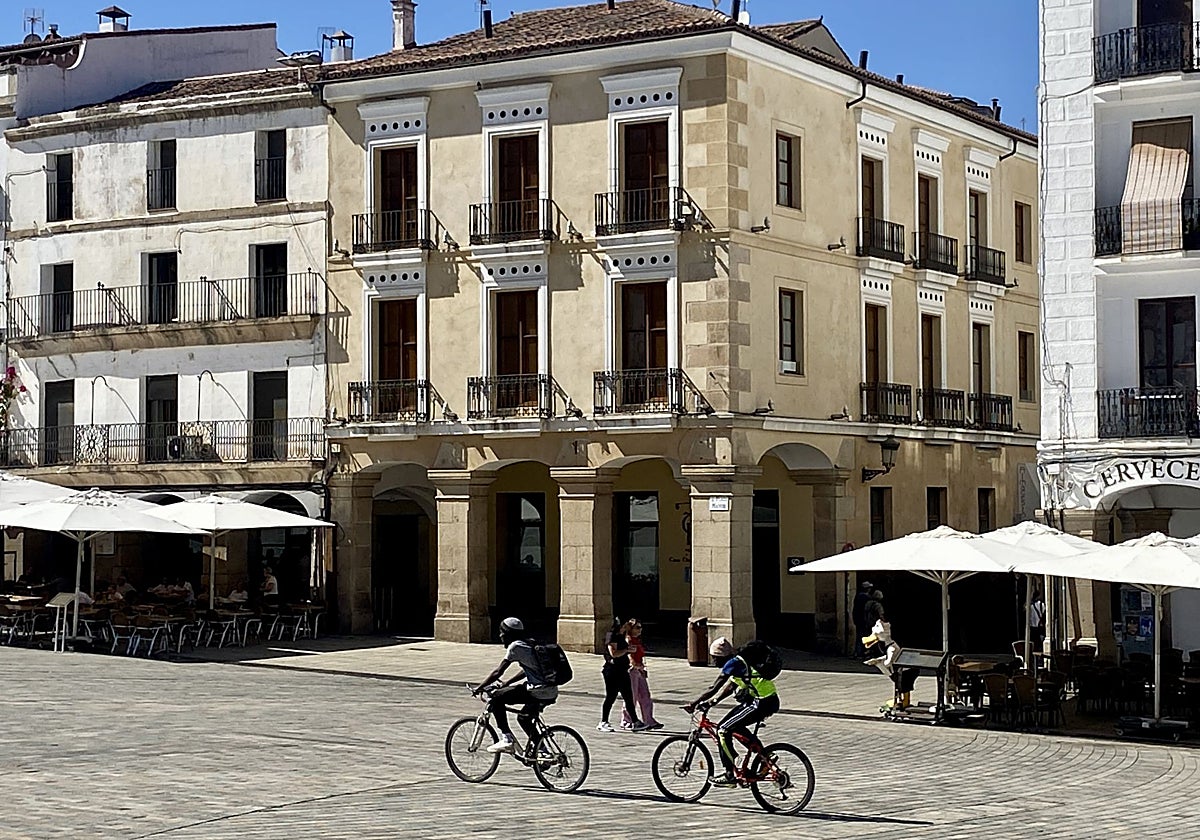 El hotel Casa Don Fernando de Cáceres, que hace de esquina, se ampliará con el edificio de color blanco que hay a su izquierda.