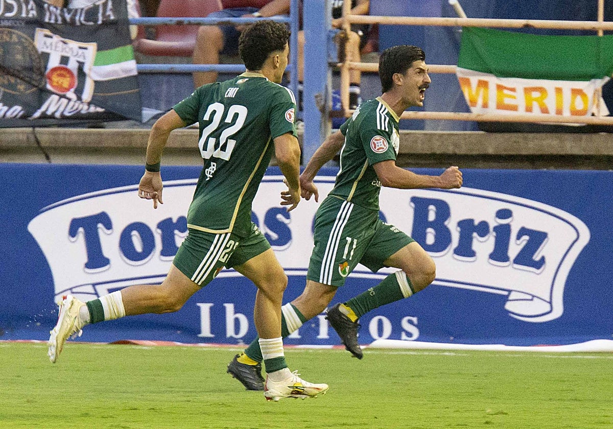 Rubén Sanchidrián celebra el tanto que dio el triunfo al Cacereño frente al Mérida.