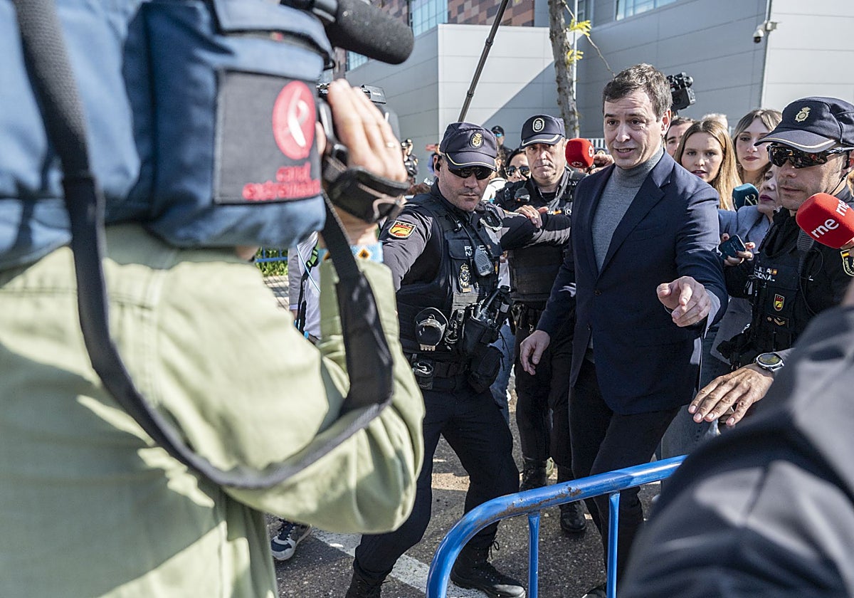 David Sánchez, rodeado de cámaras, el día de su segunda declaración ante la jueza Biedma.