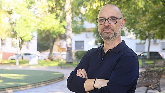 El emeritense Juan Félix Cuéllar y su primer libro para ponerse delante del espejo