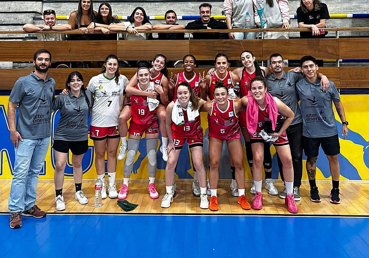 Celebración del equipo extremeño tras el triunfo en Madrid.