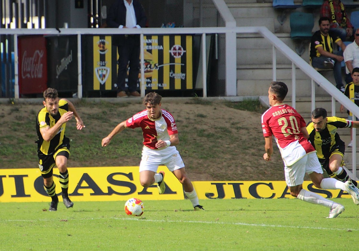 Acción del duelo disputado por los verdiblancos este sábado en el campo del Barakaldo.