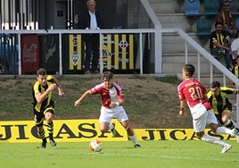 Acción del duelo disputado por los verdiblancos este sábado en el campo del Barakaldo.