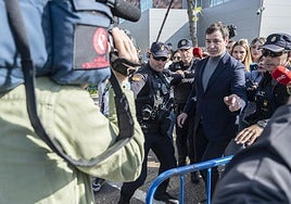 David Sánchez, rodeado de cámaras, el día de su segunda declaración ante la jueza Biedma.