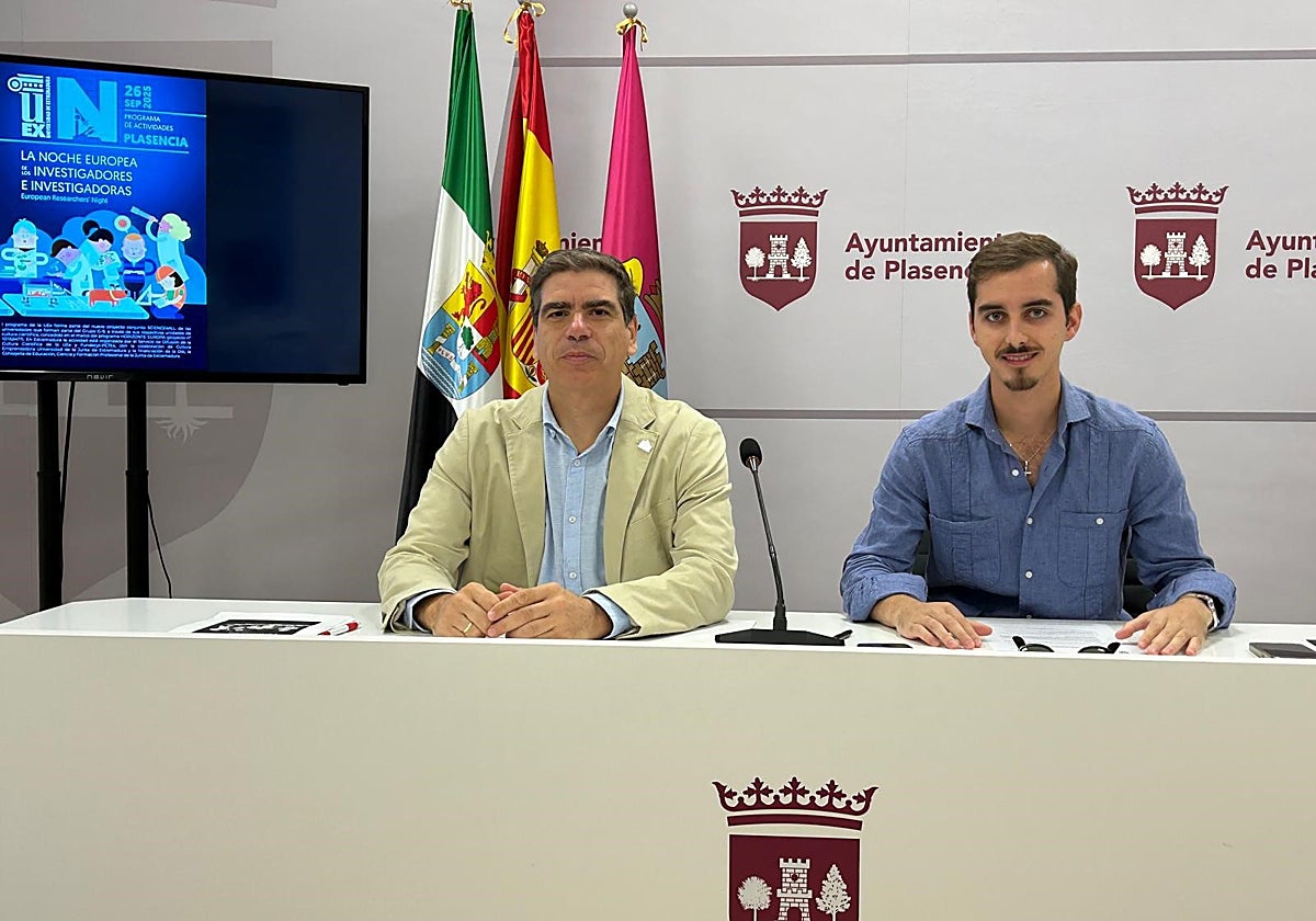 Rodrigo Martínez, director del Centro de la UEx, con el concejal de Juventud, Alberto Belloso.