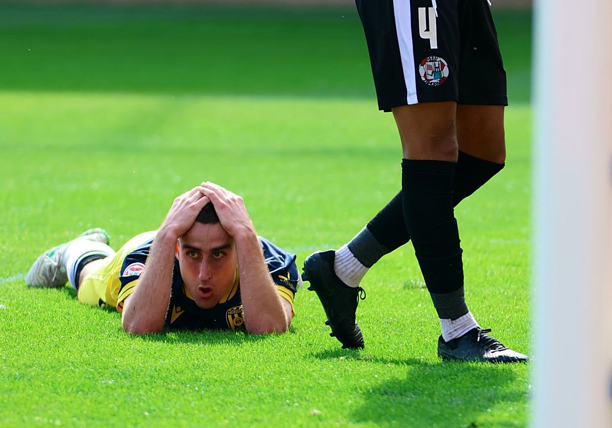 Álvaro García se lamenta de su ocasión fallada en la primera parte.