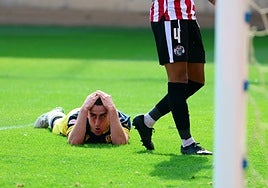 Álvaro García se lamenta de su ocasión fallada en la primera parte.