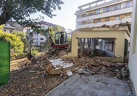 Derribo de la vieja cafetería de la antigua Escuela de Magisterio (ahora Espacio UEx), en la avenida Virgen de la Montaña de Cáceres.