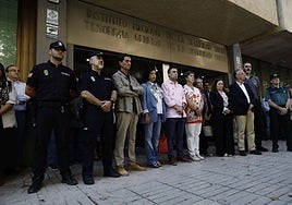 Minuto de silencio en recuerdo de la víctima a las puertas del Instituto Nacional de la Seguridad Social en Badajoz.