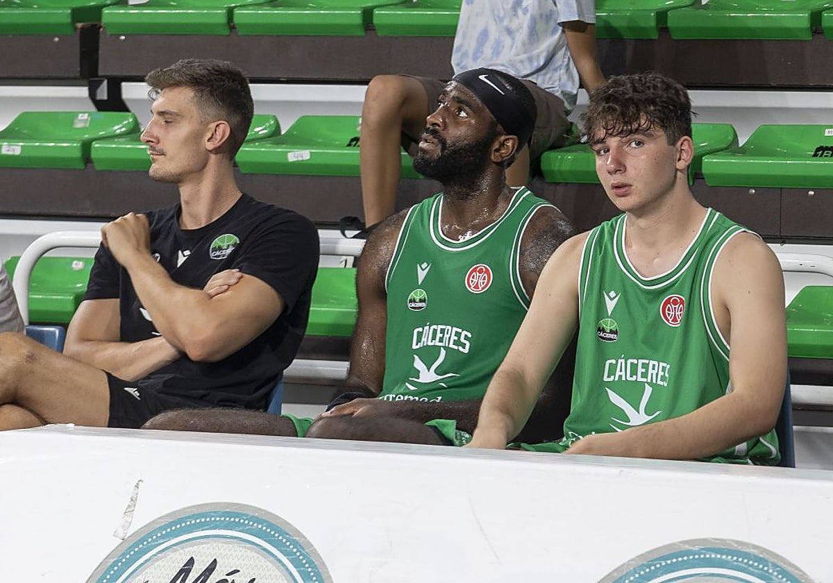 Banquillo del Cáceres durante el partido disputado ante el Morón en el Príncipe Felipe.