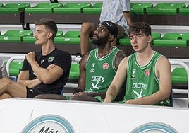 Banquillo del Cáceres durante el partido disputado ante el Morón en el Príncipe Felipe.
