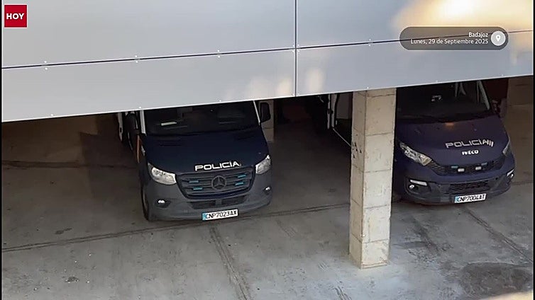Entran en los juzgados los detenidos tras el hallazgo de una joven muerta en un piso incenciado de Badajoz